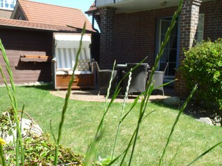 eigene Terrasse mit Strandkorb und Gartenmöbeln