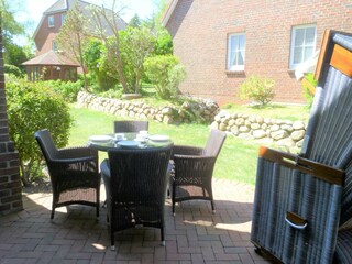 eigene Terrasse mit Strandkorb und Gartenmöbeln