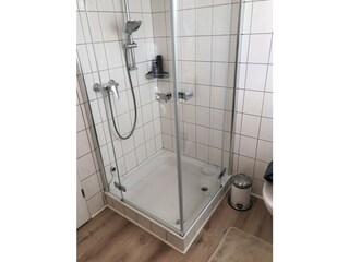 Badezimmer mit Dusche und WC - Bild 3