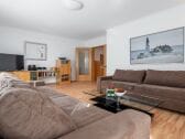 Wohnzimmer mit zwei Schlafsofas und Bio-Kamin