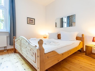 Schlafzimmer mit Doppelbett