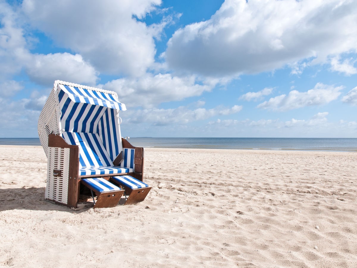 Strandkorb steht direkt gegenüber bereit 15.05. -15.09