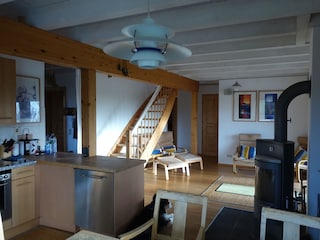 Küche ,Ofen,  1 Ecksofa mit Tisch