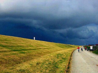 Deichweg zum Hafen