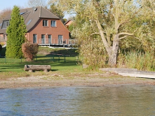 Blick vom See auf das Haus