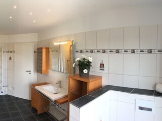 Badezimmer mit Dusche und Badewanne