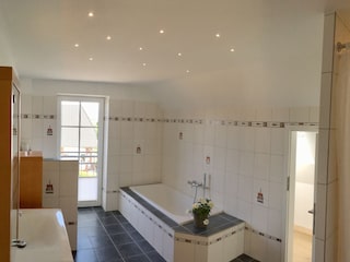 Badezimmer mit Dusche und Badewanne