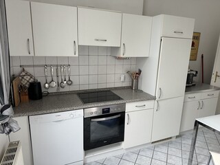 Küche mit Geschirrspüler