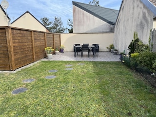 Komplett eingezäunter Hinterhof