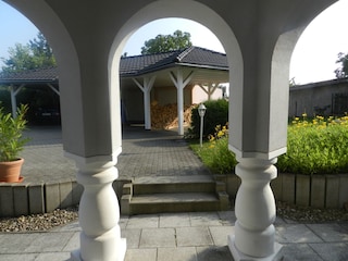 Blick aus der Fewo auf den Carport