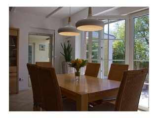 Esstisch in der Ferienwohnung mit Hund in Burgstaaken auf Fehmarn