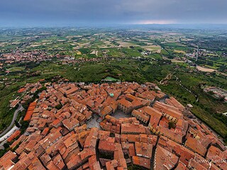 Schöner Blick auf die Dächer von Cortona