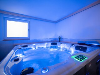 Whirlpool mit Licht und Musik