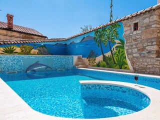 Schöner Pool und Esstisch