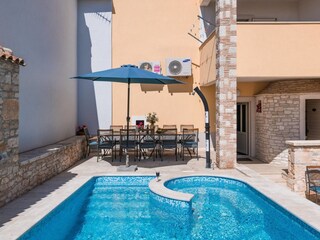 Schöner Pool und Esstisch
