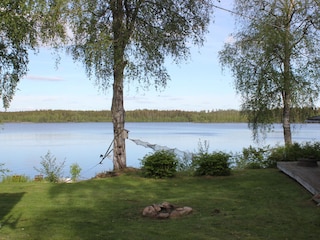 Blicke von der Terrasse auf den großen See