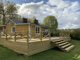 Eine neue Terrasse mit Treppe Richtung See