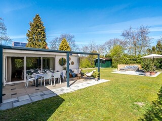 der große, sonnige Garten mit 2 Terrassen