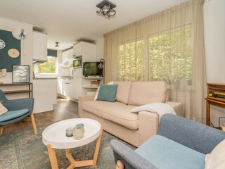 Das helle, geschmackvoll eingerichtete Wohnzimmer