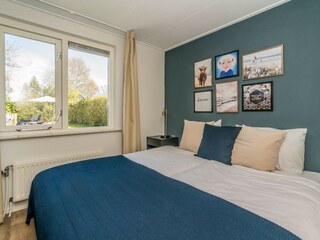 Hauptschlafzimmer mit Kleiderschrank und Waschbecken