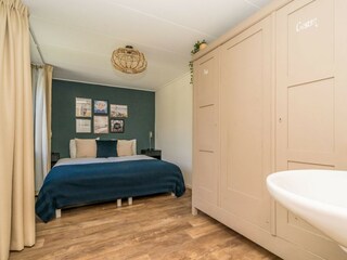 Hauptschlafzimmer mit Kleiderschrank und Waschbecken