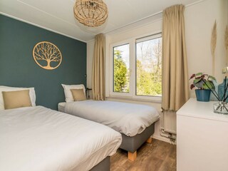 Schlafzimmer 2 mit 2 Einzelboxspringbetten und Kommode
