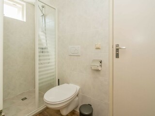 Badezimmer 1 mit Toilette und Dusche