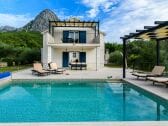 Ferienhaus Blue Stone mit Pool und Sonnenliegen