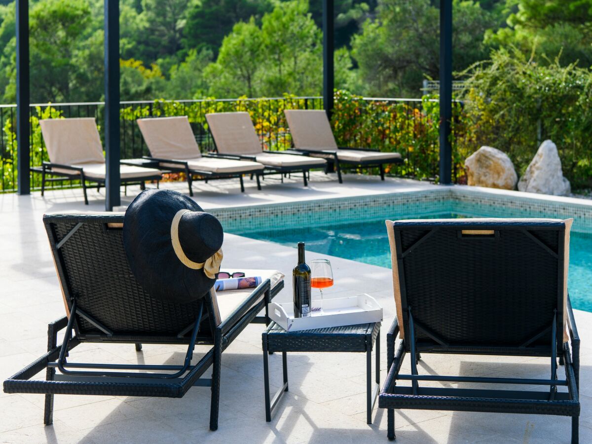 Vakantiehuis Blue Stone met zwembad en tuin