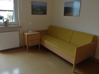 ein Bett ist zum Sofa umbaubar