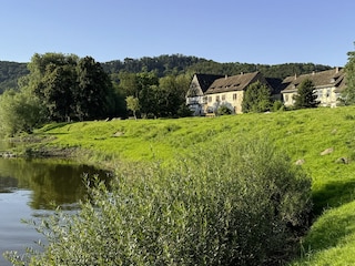 Der Alte Weserhof mit der Ferienwohnung (rechts)