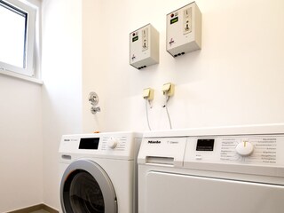 Waschmaschine und Trockner im Haus