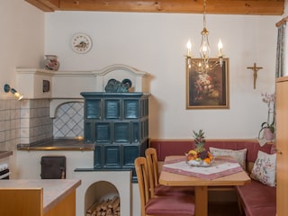 Comfortable seating area directly at the tiled stove ..