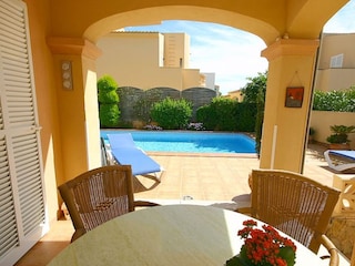überdachte Terrasse mit Blick auf den Pool