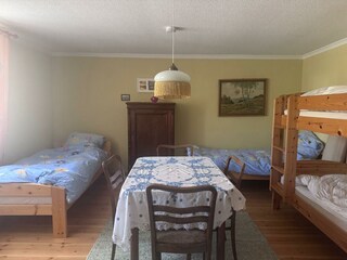 Schlafzimmer 1  unten