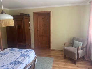 Schlafzimmer 1  unten
