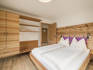 Blick auf Eingangstür mit Schrank mit eingebautem Safe