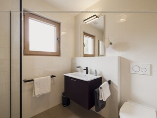 Badezimmer mit Fenster - Waschbecken, WC und Dusche
