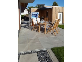 Terrasse mit Gartenhaus und Grill