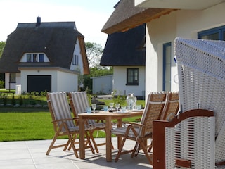 Terrasse mit Strandkorb und gemütlichen Gartenmöbeln