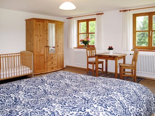 Schlafzimmer mit Kinderbett