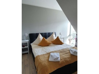 Schlafzimmer mit Boxspringbett
