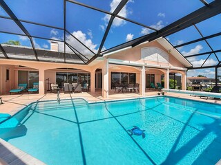 die Terrasse ist der Mittelpunkt der Ferienvilla