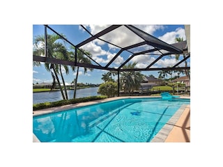 eintauchen und wohlfühlen im Pool der Ferienvilla