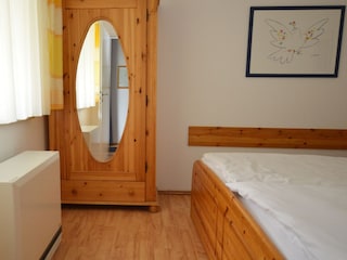 mit Spiegelschrank