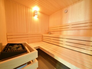 finnische Holzsauna mit Liegen zur Entspannung