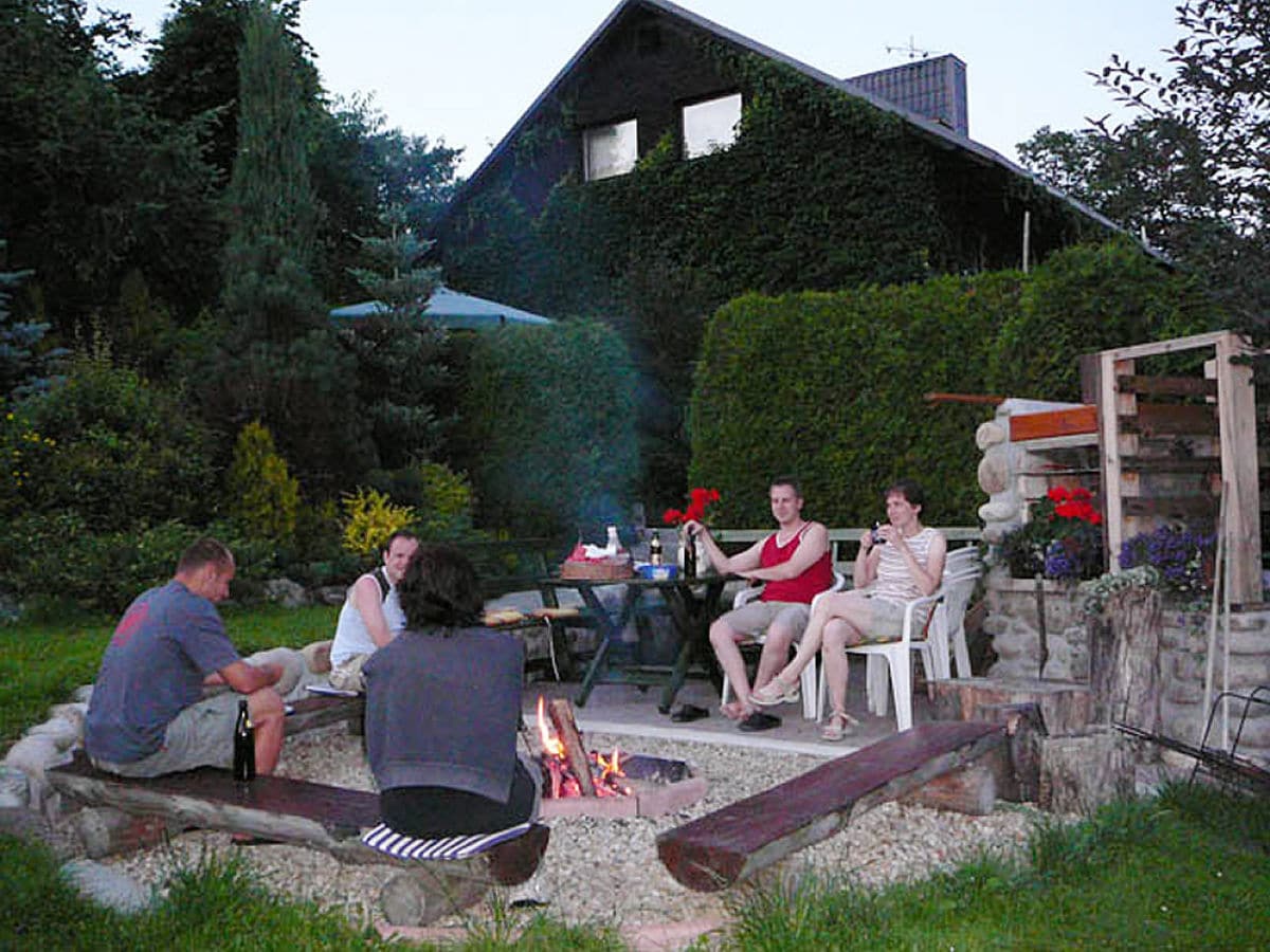 gemütliches Grillen an einem Sommerabend