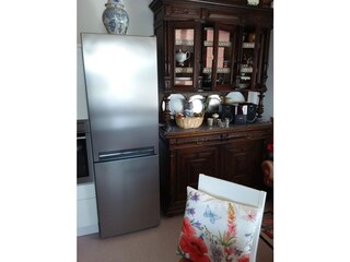 Großer Kühlschrank mit großem Gefrierabteil