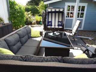Sitzgruppe auf der Terrasse mit Blockhaus
