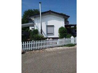 Alle Fenster der Ferienwohnung mit Außenjalousien